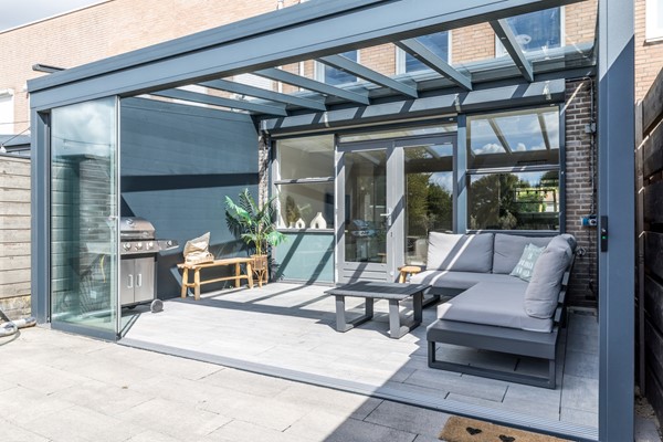 Foto - Verkocht onder voorbehoud: Instapklare ruime tussenwoning uit 1997 met 3 slaapkamers, moderne badkamer, tuin en garage in Heerlen